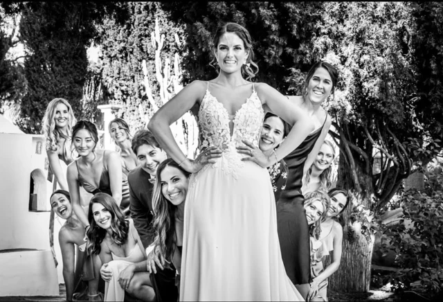 Los amigos, el alma de tu boda
.
Tu boda no solo es el día en el que dices “sí, quiero”, sino también una celebración con las personas que han estado a tu lado en cada locura, viaje y desvelo. Los amigos son los que animan la pista de baile, los que sueltan los discursos más emotivos (o embarazosos) y los que se aseguran de que no falte ni una risa.
.
Por eso, capturar esos momentos con ellos es esencial: los abrazos sinceros, las miradas cómplices, los brindis improvisados y, por supuesto, las fotos más divertidas que te sacarán una sonrisa para siempre. Porque al final, lo que queda son los recuerdos… ¡y qué mejor que tenerlos inmortalizados!
.
✨ Seguro que tienes un recuerdo especial con tus amigos, en un viaje, una quedada, unas cervezas em un bar, ese que sorries cuando piensas en el. ¿Cual sería?
.
www.nachoibanez.com
#fotografodebodasandalucia #bodaenlacaleta #bodasandaluzas #casarseencadiz #fotografiadebodasartistica #bodasconencanto #weddingphotographerandalucia #fotografiabodasmalaga #bodasenelestranjero #loveintarifa