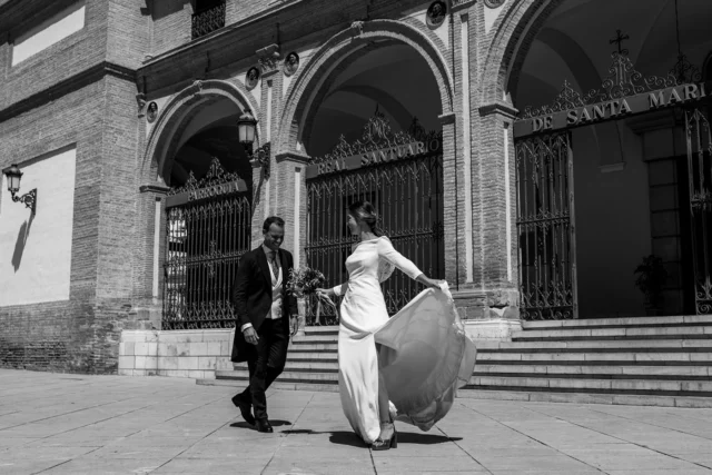 Una boda malagueña por todo lo alto ✨  Cuando elegancia y buen rollo van de la mano, pasan cosas como esta boda. Desde el primer momento, esta pareja dejó claro que su gran día iba a ser una fiesta en toda regla, sin perder ni un ápice de estilo. Málaga puso el escenario perfecto: luz dorada, brisa suave y ese aire especial que hace que todo fluya con naturalidad.
.
www.nachoibanez.com
.
#fotografodebodas #bodasenandalucia #bodasmalaga #fotografobodasandalucia #fotografodebodaencadiz #reportajedeboda #bodaelegante #bodasbonitas #weddingtarifa #bodas2025