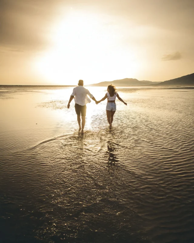 Cuando todo encaja: un lugar espectacular y una pareja que sólo quiere pasarlo bien.
.
A veces, en las sesiones de fotos, tengo que recordarles a las parejas que no hace falta nada espectacular. No hay que saber posar ni estar pendientes de cada detalle. Solo hay que disfrutar del momento, olvidarse de la cámara y dejarse llevar. Y cuando eso pasa, las fotos salen solas: naturales, espontáneas, auténticas.
.
Pero hay días en los que todo encaja a la perfección. Un lugar de película, una luz increíble y, sobre todo, una pareja que solo quiere reír, correr, abrazarse y pasarlo bien. Cuando la energía es así, no hay manera de que las fotos no sean especiales.
.
www.nachoibanez.com
.
#BodaEnTarifa #TarifaLovers #ReportajeDeBoda #WeddingInTarifa #LoveInTarifa #FotógrafoDeBodas #CasarseEnTarifa #SesiónDePareja #ElopementSpain #BodasConEncanto