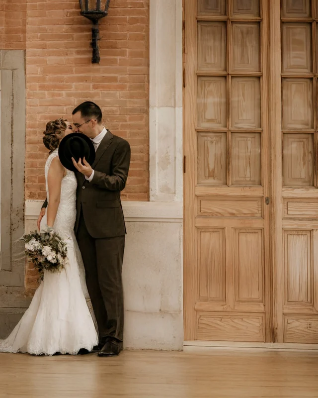 Una de esos reportajes con los que tienes un vínculo especial, ya sea por la época de tu vida en que la hiciste, que uno de los novios también fuera fotógrafo y hubiera una especial conexión ó lo peculiar de su boda al estar ambientada en los años 40, novios e invitados.
. 
Que vivan esas bodas que marcan la diferencia y hacen que la pareja haga de su día algo único y especial.
.
www.nachoibanez.com
.
#BodaEnTarifa #TarifaLovers #ReportajeDeBoda #WeddingInTarifa tada #LoveInTarifa #FotógrafoDeBodas #CasarseEnTarifa #SesiónDePareja #ElopementSpain #BodasConEncanto