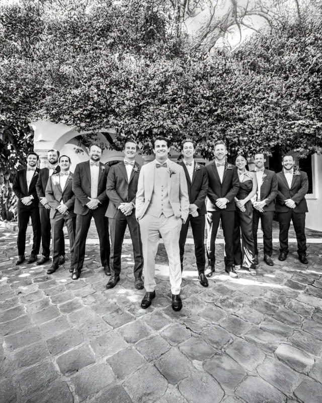 El novio y sus cómplices de vida y esos *momentos únicos * que solo pasan cuando la cámara captura la autenticidad. 
.
www.nachoibanez.com
.
#BodaEnTarifa #TarifaLovers #ReportajeDeBoda #WeddingInTarifa tada #LoveInTarifa #FotógrafoDeBodas #CasarseEnTarifa #SesiónDePareja #ElopementSpain #BodasConEncanto
